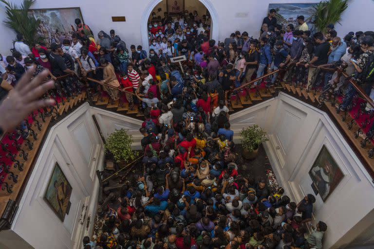 La gente se agolpa en la residencia oficial del presidente Gotabaya Rajapaksa por segundo día tras su asalto en Colombo, Sri Lanka, el lunes 11 de julio de 2022.
