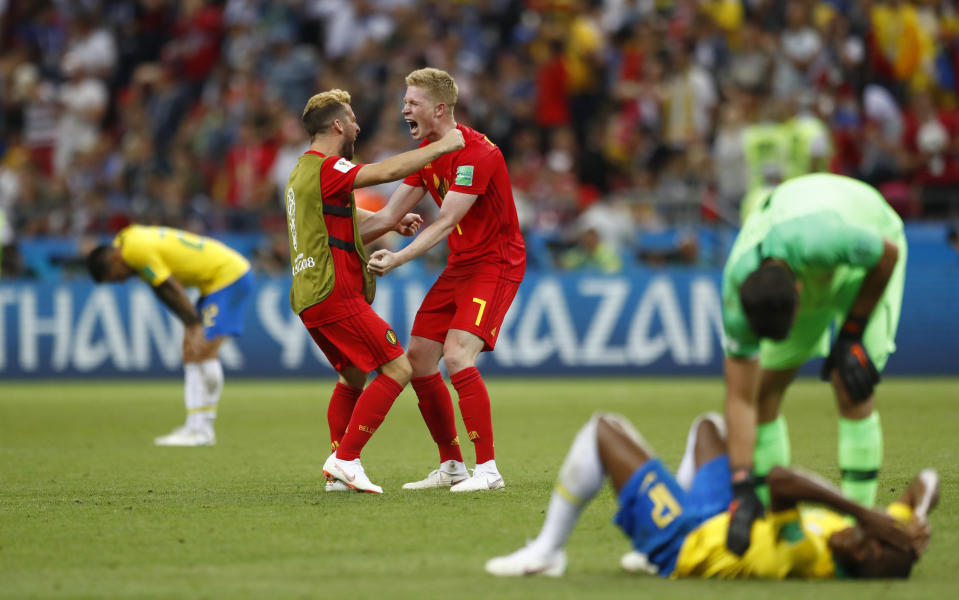 ARCHIVO - El belga Kevin De Bruyne (7) celebra tras la victoria ante Brasil en los cuartos de final del Mundial, el viernes 6 de julio de 2018, en Kazán, Rusia. (AP Foto/Matthias Schrader)