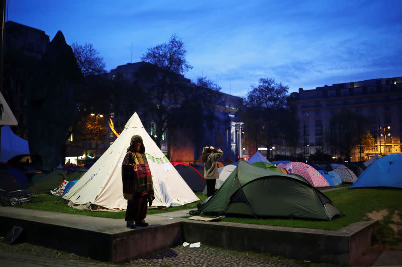 La police britannique a annoncé mardi avoir interpellé plus de 120 militants écologistes en deux jours de manifestations dans le centre de Londres pour dénoncer l'inaction du gouvernement face au changement climatique. /Photo prise le 16 avril 2019/REUTERS/Hannah McKay