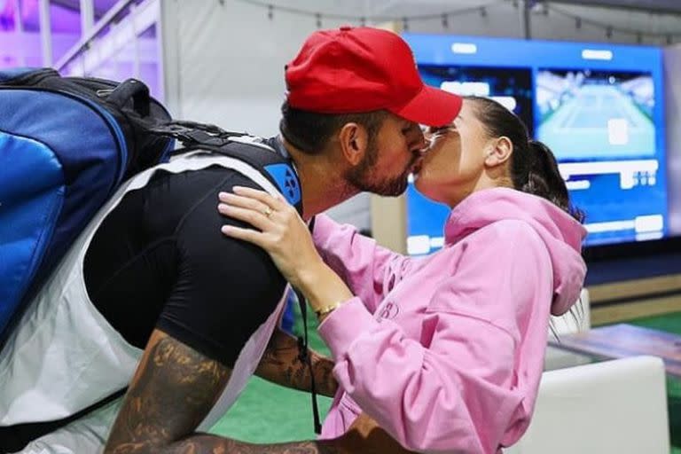 Beso de campeón: Kyrgios y Costeen