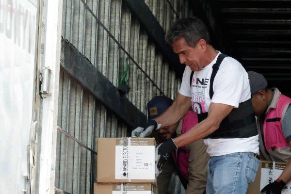 distribución de boletas del ine previo a las elcciones donde mexicanos saldrán a votar por más de 20 mil cargos en todo el país,