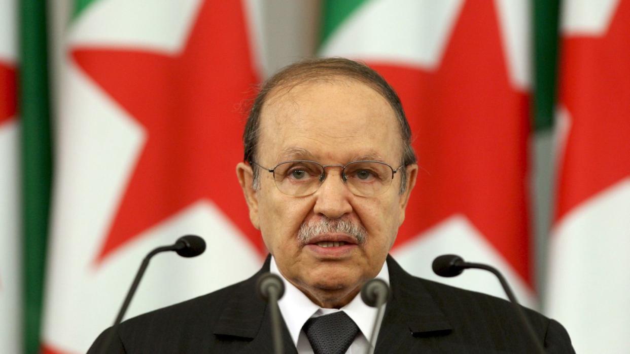 Algeriens Präsident Abdelaziz Bouteflika 2009 bei seinem Eid für seine dritte Amtszeit.