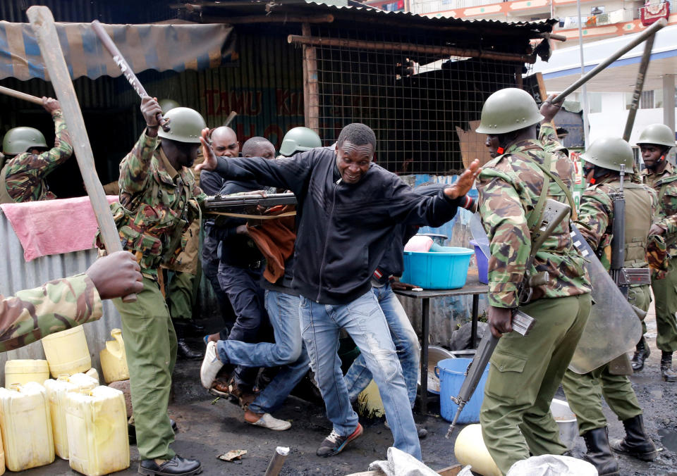 <p>Anti-riot policemen beat protesters to disperse them in Mathare, in Nairobi, Kenya, Aug. 9, 2017. (Photo: Thomas Mukoya/Reuters) </p>