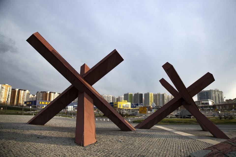 Monumento que reproduce gigantestas trampas antitanque en Moscú. Se encuentra en el sitio de mayor penetración nazi durante la Segunda Guerra Mundial. De allí, no pasaron los alemanas. Foto del 30 de abril del 2020. (AP Photo/Alexander Zemlianichenko)