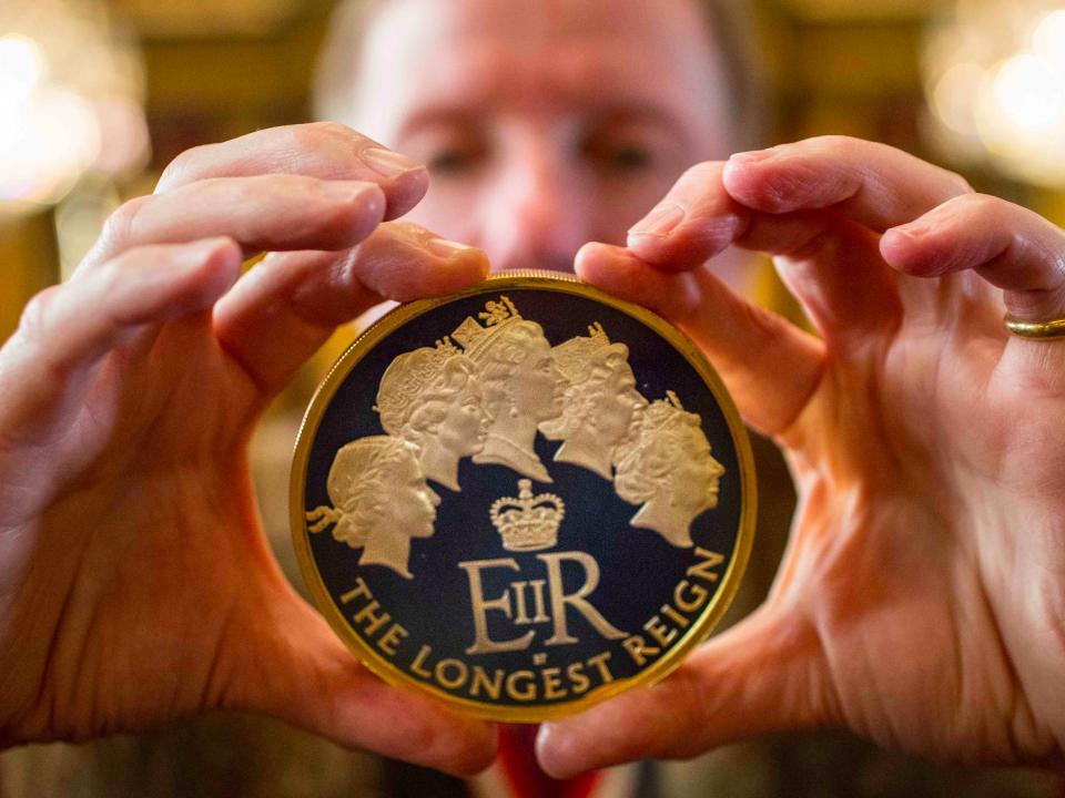 Trial of the Pyx, 2016. 1kg gold 'Longest Reign Monarch' coin. Image © The Goldsmiths’ Company. Photography by Richard Lea Hair (2)