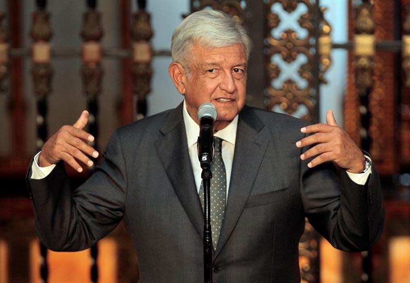 El próximo presidente de México, Andrés Manuel López Obrador, habla ante medios de comunicación hoy, martes 3 de julio de 2018, en el Salón Tesorería de Palacio Nacional, en Ciudad de México (México). EFE