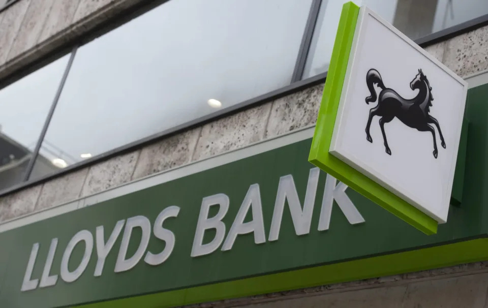 Lloyds net profit falls 14% to 1,423 million euros