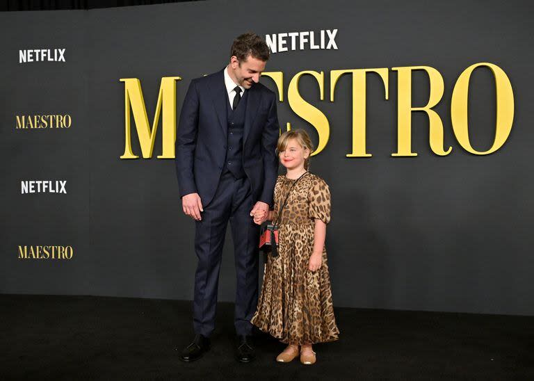 Bradley Cooper y su hija Lea De Seine, en la premiere de Maestro en Los Ángeles