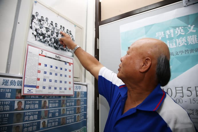 臺東大學總教練高克武是軍中棒球隊歷史研究者，對虎風隊發展過程如數家珍。（軍聞社記者李一豪攝）