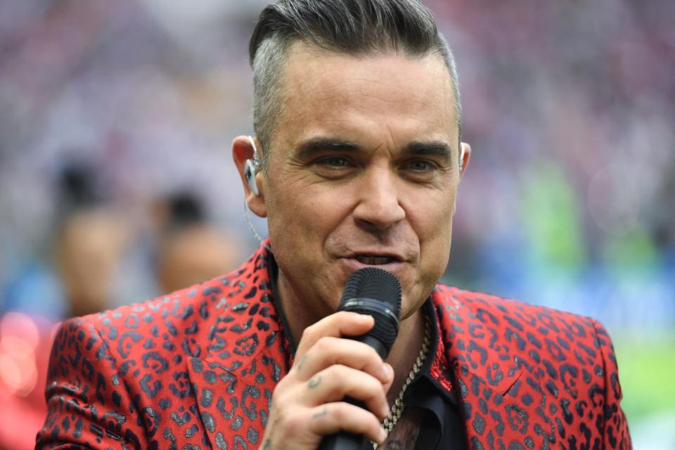 Le musicien britannique Robbie Williams lors de la cérémonie d'ouverture de la coupe du monde de football le 14 juin 2018 à Moscou. - Patrik Stollarz - AFP