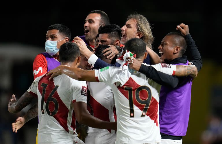 El argentino Ricardo Gareca festeja un gol junto a sus dirigidos