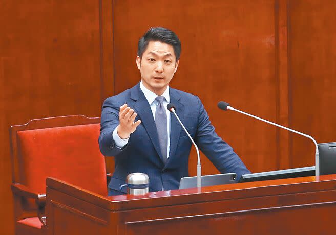 台北市長蔣萬安26日赴議會報告市府追加減預算，其中幸福育兒、開創教育、長照關懷及全民運動等4大新政，將需增加18.46億元。（范揚光攝）