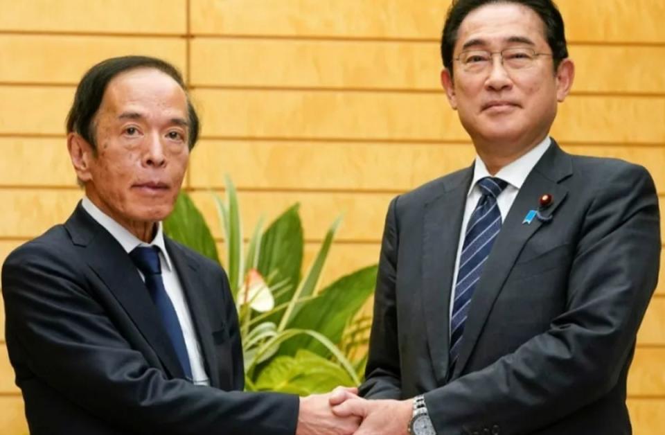 日本首相岸田文雄（圖右），7日與日本央行總裁植田和男（圖左）會面，討論日圓匯率問題。
