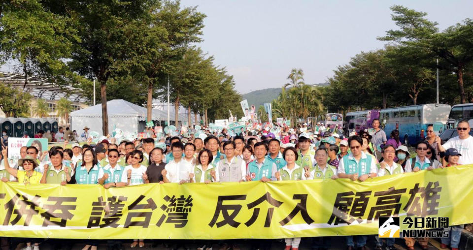 ▲高市綠營「反併吞、護台灣、反介入、顧高雄」遊行。（圖／記者郭俊暉攝，2018.10.20）