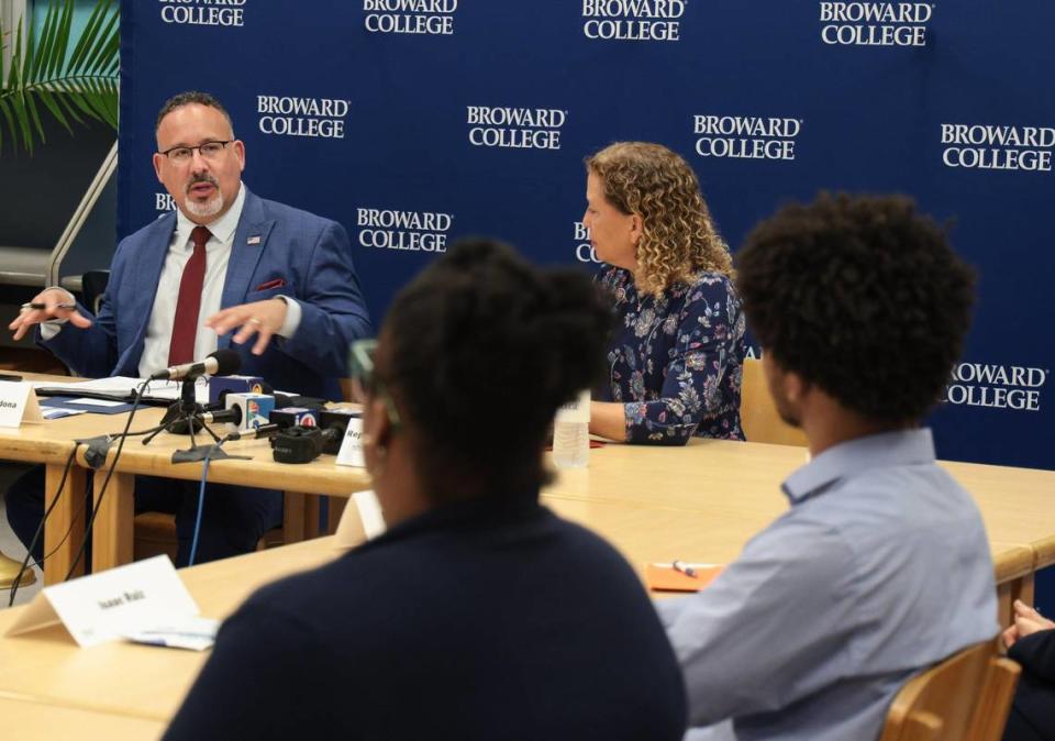 El secretario de Educación de Estados Unidos, Miguel Cardona, a la izquierda, y la representante Debbie Wasserman Schultz participan en una conversación con estudiantes del Broward College sobre las oportunidades educativas, la capacitación de la fuerza laboral y los servicios de apoyo ofrecidos a través de Broward UP, el lunes 4 de abril de 2022. El Broward College recibió recientemente una subvención de $30 millones en el marco del programa Promise Neighborhoods, que apoya los resultados educativos y de desarrollo de los jóvenes y ayuda a mejorar la movilidad económica en las comunidades.