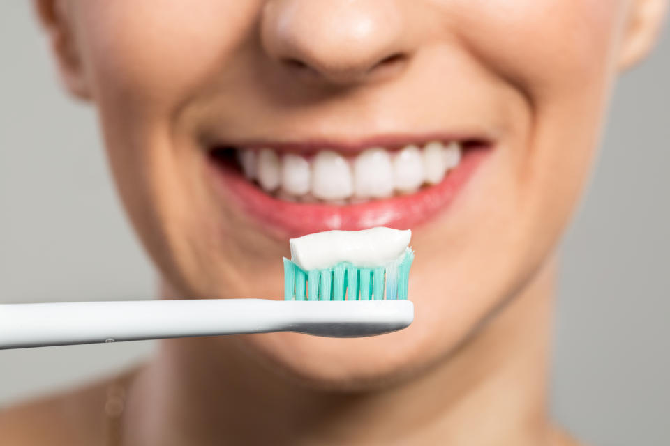 唇部保養技巧：選擇不含刺激成分的牙膏（示意圖/Getty Image）