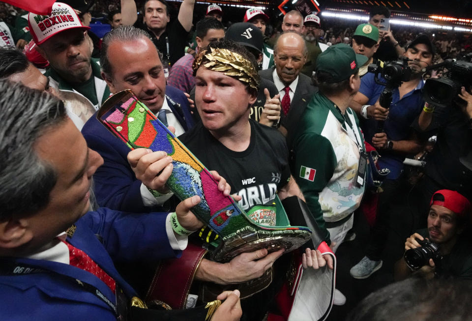 Canelo se impone sobre Ryder y celebra su triunfo