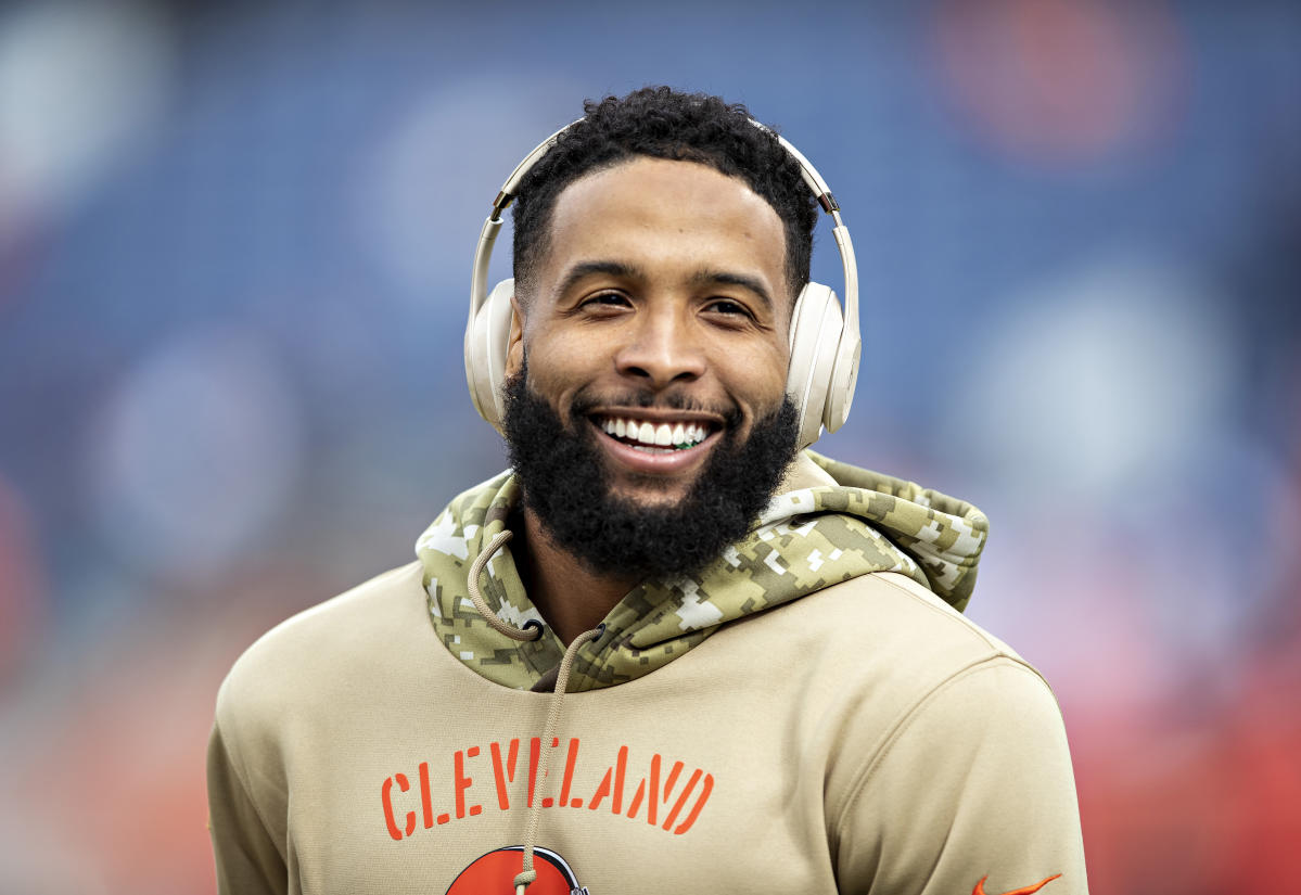 Odell Beckham Jr. surprises football team with new shoes