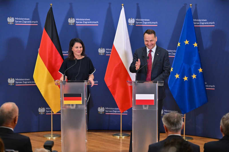 German Foreign Minister Annalena Baerbock, and Polish Foreign Minister Radoslaw Sikorski, take part in a press conference to mark the 20th anniversary of Poland's accession to the EU. Patrick Pleul/dpa