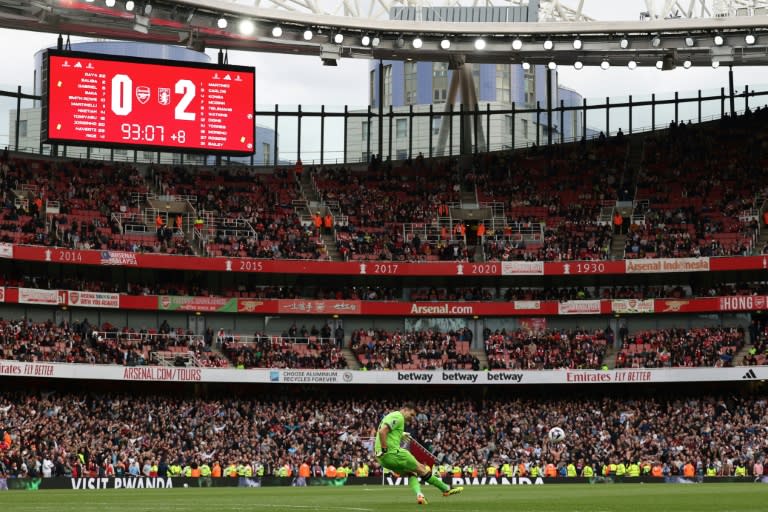 El arquero argentino del Aston Villa Emiliano Martínez golpea la pelota en los últimos instantes del partido entre el Arsenal y el Aston VIlla en el Emirates Stadium de Londres, el 14 de abril de 2024 (Adrian DENNIS)