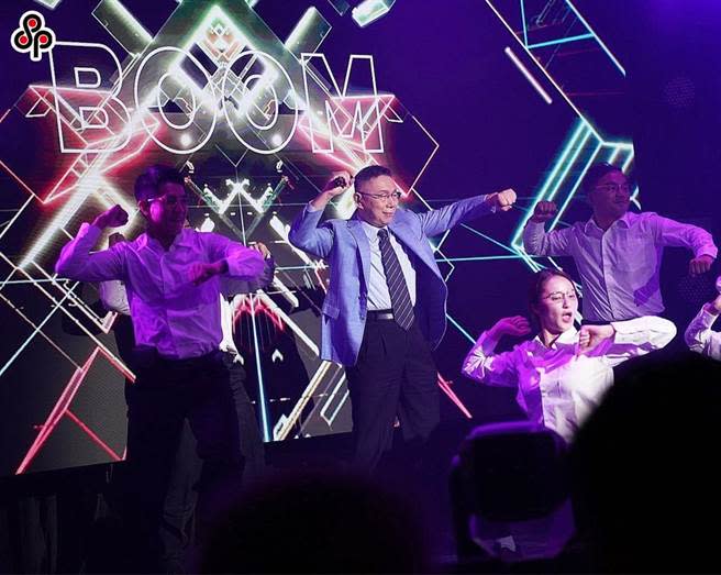 民眾黨總統參選人柯文哲29日在台北舉辦「KP SHOW」募款演唱會，事後稱這個演唱會「我的舞群是蔡依林的，keyboard是五月天的。」（民眾黨提供／劉彥宜台北傳真）