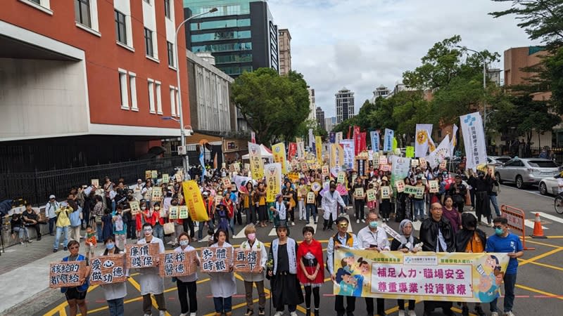 近500名一線醫療人員22日上街變裝扮鬼遊行，提出人力補足不過勞、安全職場不煩惱、尊重專業提升待遇、政府投資救健保4大訴求爭取勞權。（中央社）
