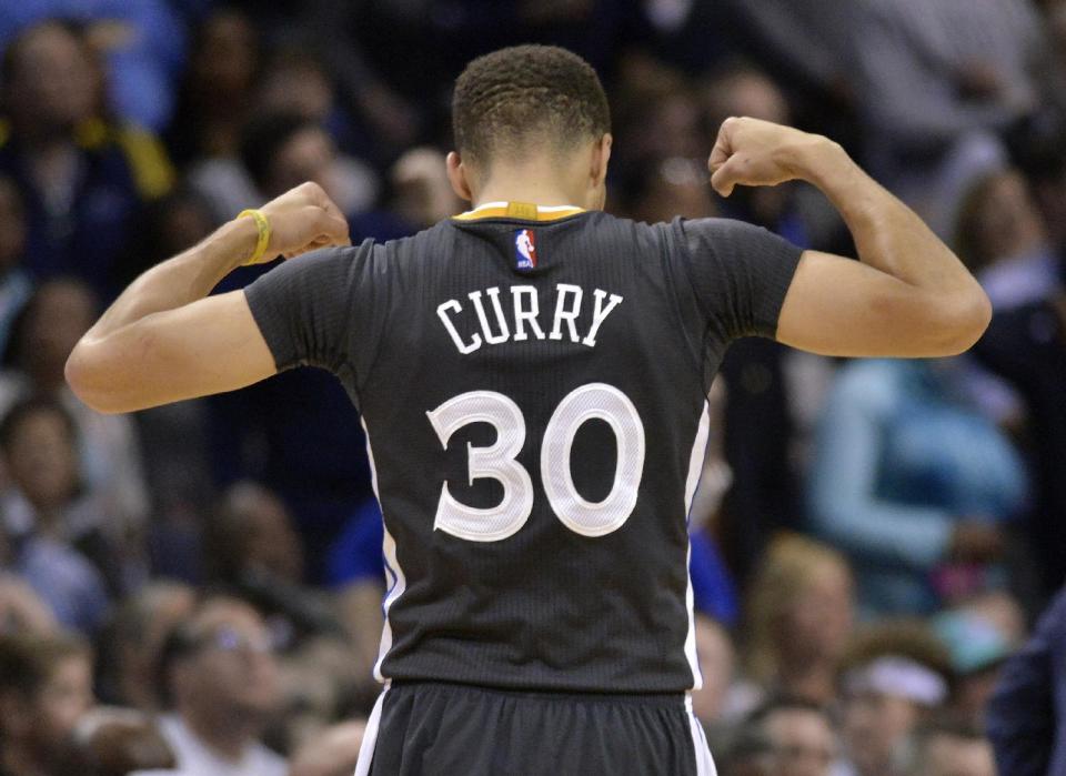 ARCHIVO - En imagen del 9 de abril de 2016, el base de los Warriors de Golden State Stephen Curry celebra durante un duelo cobn los Grizzlies en Memphis, Tennessee. Curry ha sido elegido el Jugador Más Valioso de la NBA por segundo año consecutivo, el martes 10 de mayo. (AP Photo/Brandon Dill, File)