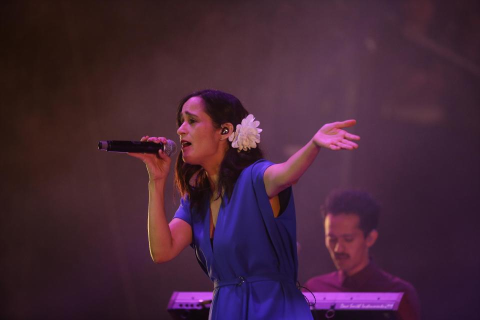 Julieta Venegas canta en el festival Vive Latino, en la Ciudad de México, el domingo 19 de marzo del 2017. (AP Foto/Rebecca Blackwell)