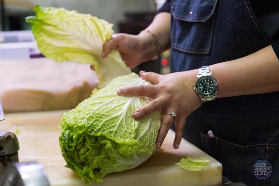 楊琴妮重視食安，白菜層層剝去外葉。