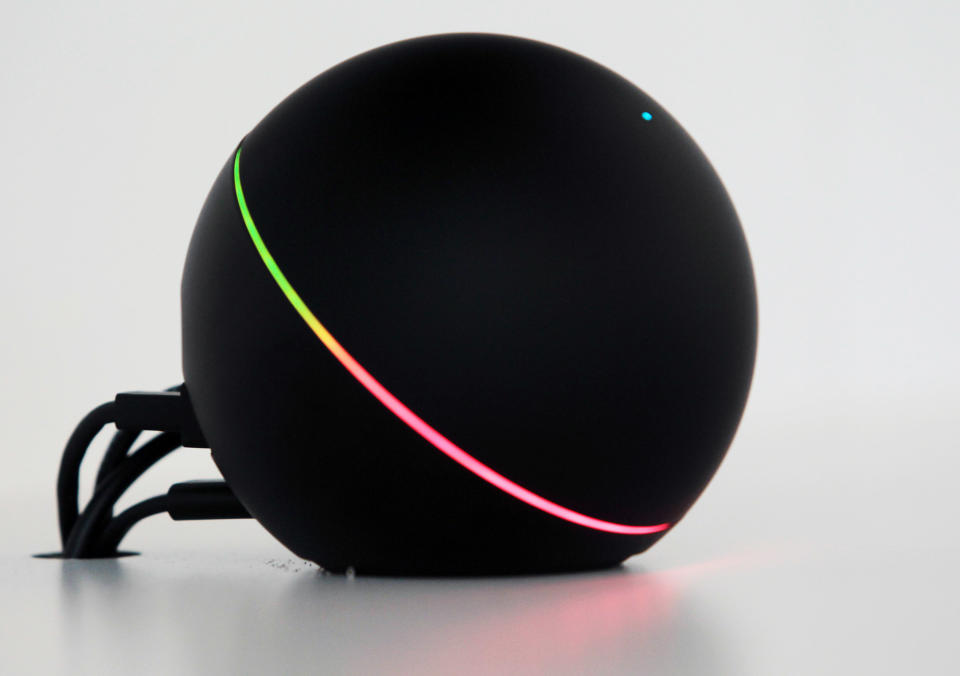 <p>El Nexus Q se presentó en 2012 para competir con dispotivos como el Apple TV. Era un reproductor en streaming que permitía conectar todos los dispositivos domésticos. Su precio iba a ser de 300 dólares, pero las críticas en los blogs de tecnología fueron tan brutales que no llegó a salir al mercado. (Foto: Matthew Summer / Getty Images). </p>