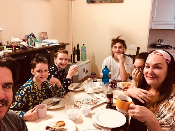 Kate Langbroek and her family at the dinner table