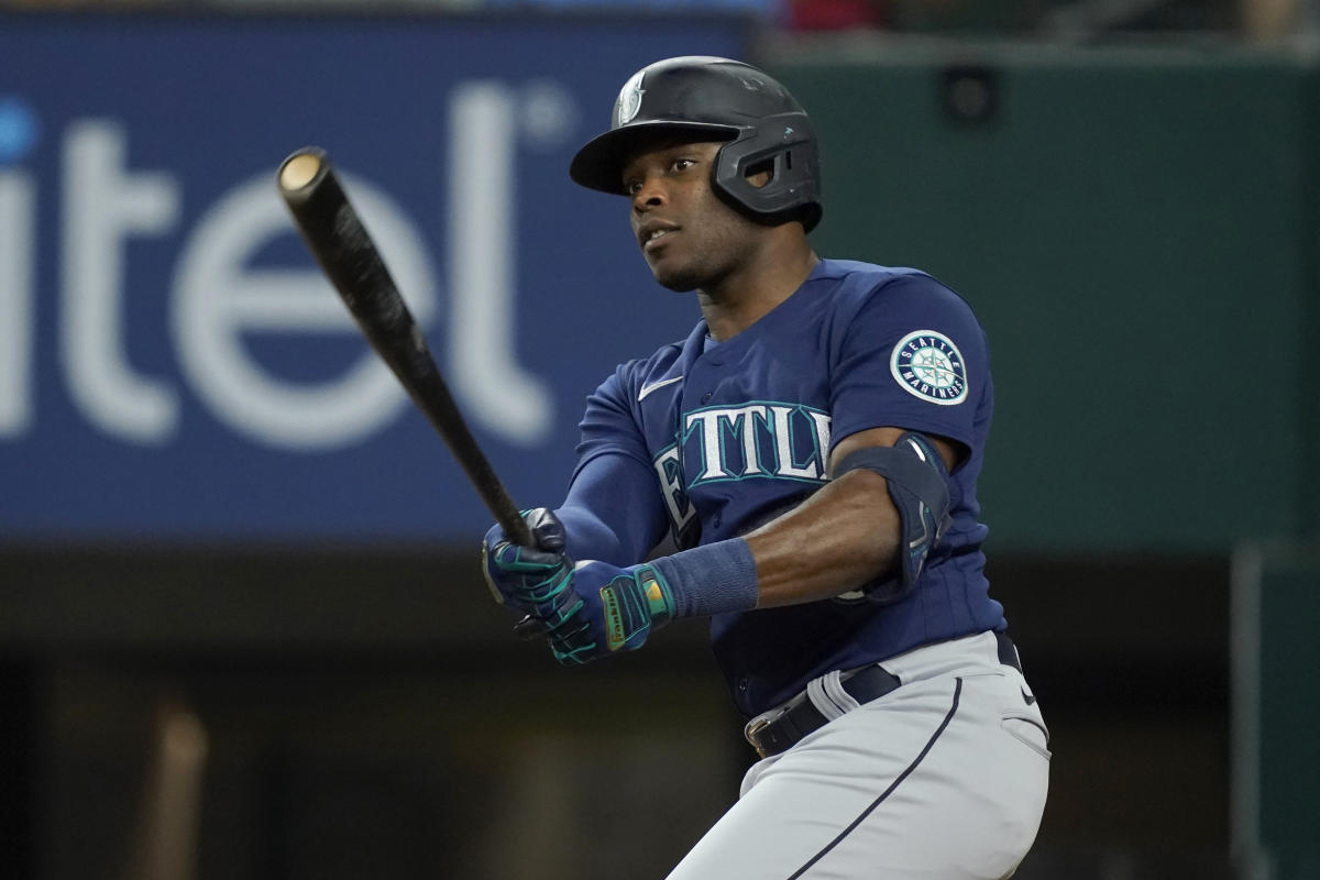 Mariners' Justin Upton leaves game after being hit in helmet by pitch
