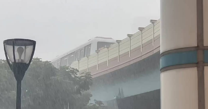 台北市下起大雷雨，影響到北捷文湖線行駛。（圖／讀者提供）