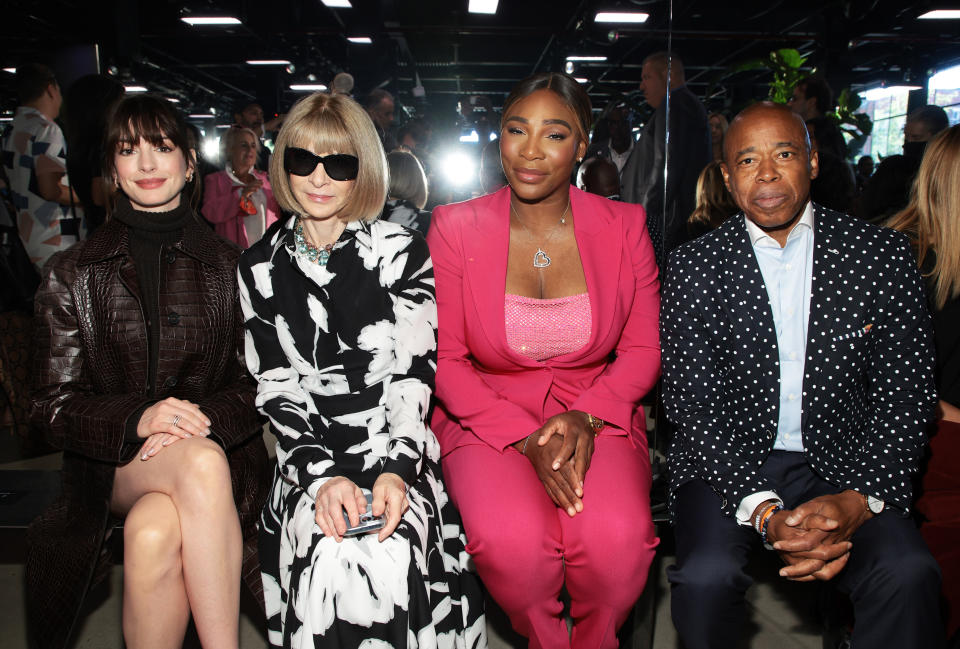 Anne Hathaway, Anna Wintour, Serena Williams, y el alcalde Eric Adams. (Photo by Dimitrios Kambouris/Getty Images for Michael Kors)