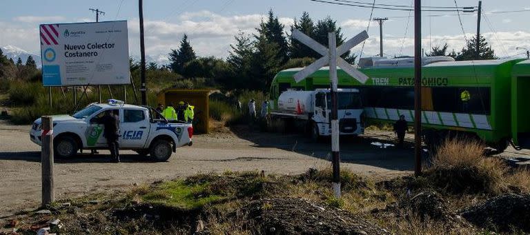 Video: un tren embistió a un camión atmosférico en el ingreso a Bariloche