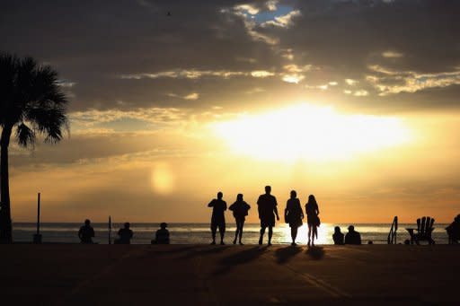 Personas observan el atardecer en la playa en St Pete Beach, Florida, este 23 de agosto de 2012, mientras la tormenta tropical se forma en el mar Caribe y se presume que tocará esa sección del estado de Florida, la próxima semana. Joe Raedle/Getty Images