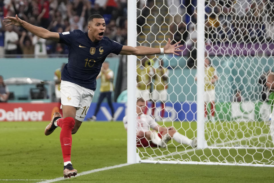 Kylian Mbappé celebra tras anotar el segundo gol de Francia en la victoria 2-1 ante Dinamarca en el partido por el Grupo D del Mundial, el sábado 26 de noviembre de 2022, en Doha, Qatar. (AP Foto/Thanassis Stavrakis)