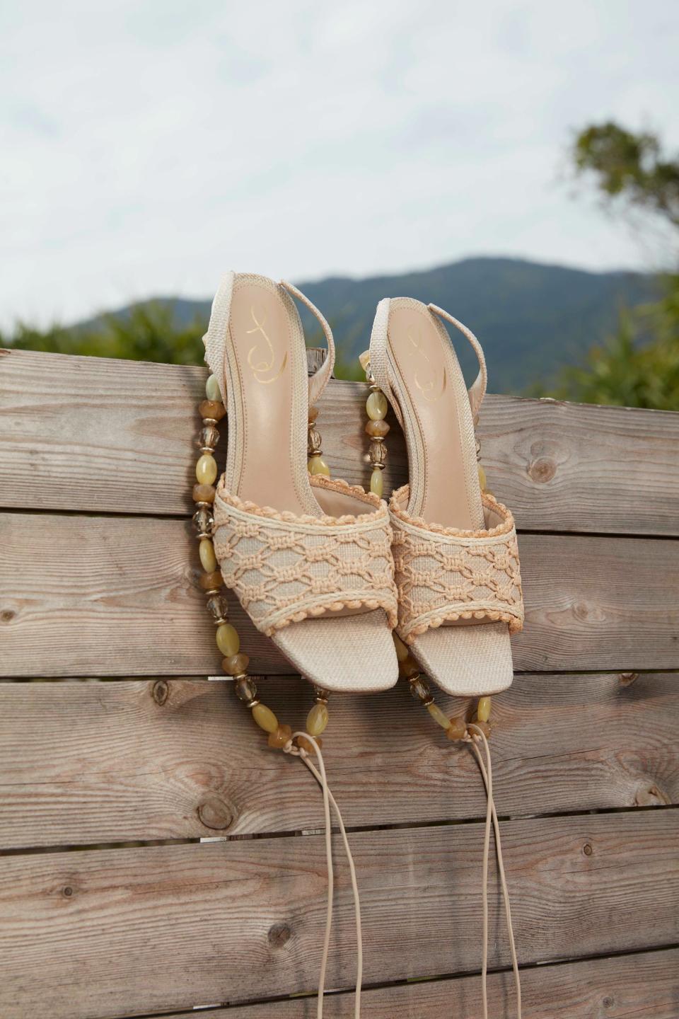 Pamela綁帶涼鞋以花園派對主題為靈感，搭配綁帶的涼鞋及編織材質設計顯得慵懶隨興。$1,600