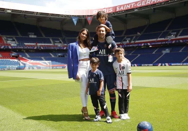 足球巨星梅西與家人在足球場上的合影。取自Leo Messi臉書。