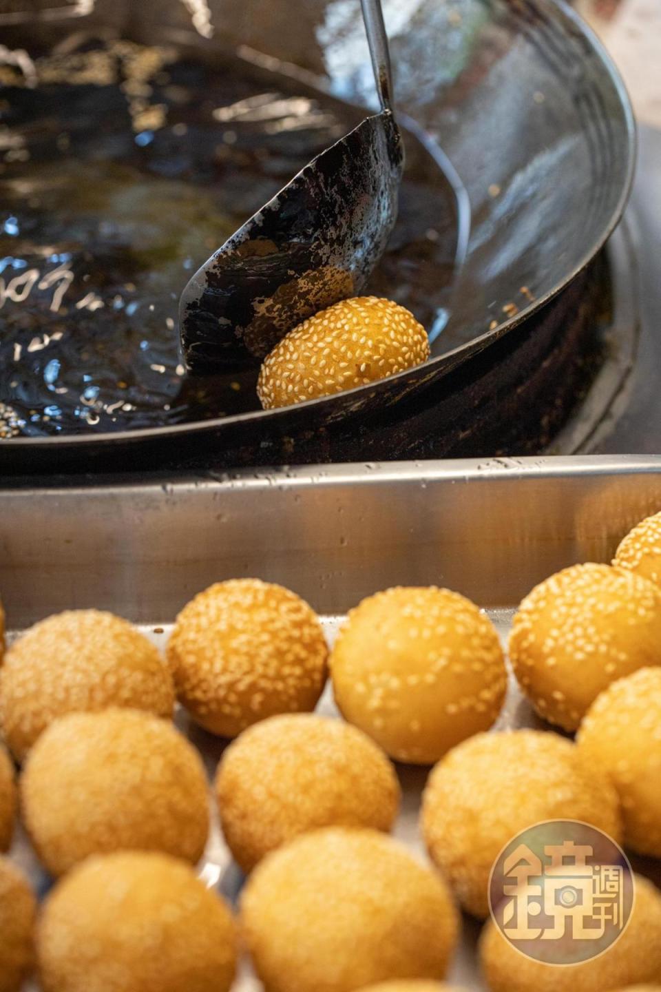 番薯麵糰邊炸邊壓，待空氣滲入麵糰裡 ，才會逐漸膨大成金黃圓球。