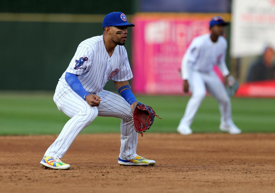 El tercera base de los Cachorros de South Bend, Fabian Pertuz (8), observa un lanzamiento el martes 11 de abril de 2023 en Four Winds Field para el partido inaugural de béisbol en casa de la temporada 2023 contra Beloit.