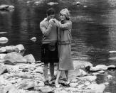 El príncipe Carlos y Diana de Gales pasaron parte de su luna de miel en Balmoral, Escocia. En esta imagen podemos ver el tierno gesto de cariño del <em>royal </em>a su esposa, fotografía que fue tomada un mes después de casarse. (Foto: Kent Gavin / Getty Images)