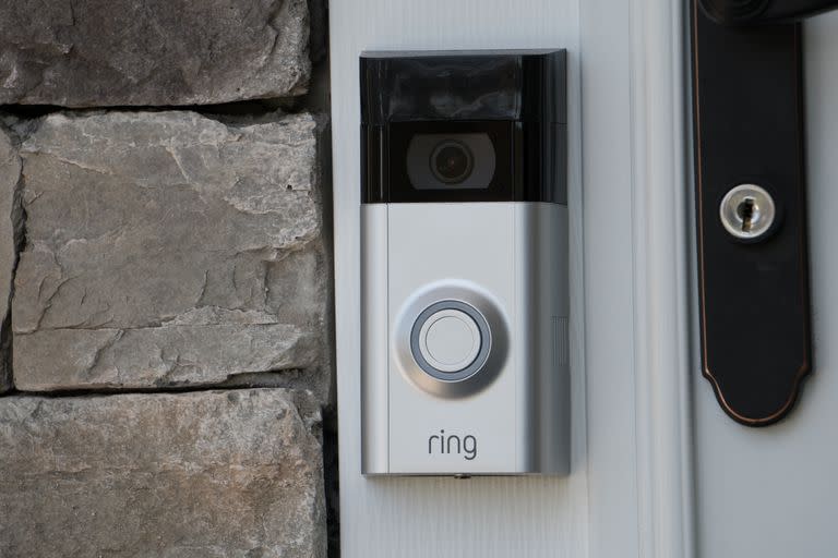 Ring, el timbre con videollamada de Amazon, permite hablar con quien esté frente a la puerta aunque no estemos en el lugar