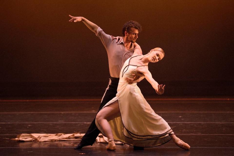 Chloe Freytag y Eduardo Iglesias, bailarines de Dimensions Dance Theatre of Miami (DDTM) en “Tangos del Plata”, de Leonardo Reale.