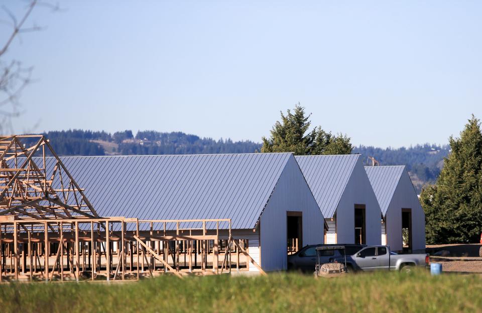 La construcción se lleva a cabo en el sitio de cuatro gallineros grandes en una instalación de Foster Farms en Aurora, Oregon, el lunes 30 de enero de 2023.