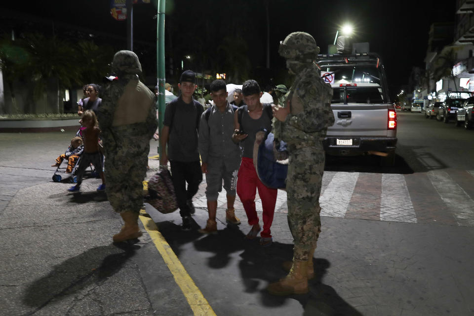 En esta imagen del 28 de mayo de 2019, migrantes detenidos por las autoridades mexicanas en la plaza central de Tapachula, en el estado mexicano de Chiapas. (AP Foto/Marco Ugarte)