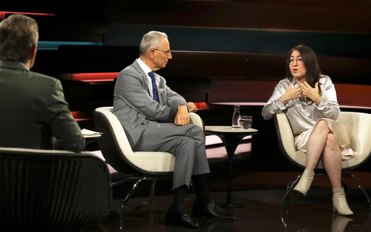 Prof. Michael Wolffsohn und Deborah Feldman stritten bei "Markus Lanz" so heftig über den staatlichen Umgang mit jüdischen Demonstrierenden, dass der Historiker drohte, die Sendung zu verlassen. (Bild: ZDF/Cornelia Lehmann)