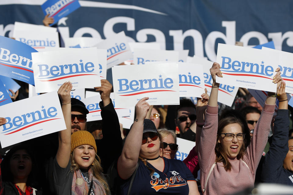 Bernie Sanders cuenta con un numerosa y dinámica base de apoyo, que lo ha seguido desde 2015. Los jóvenes son una pieza central en ello. (AP/Paul Sancya)