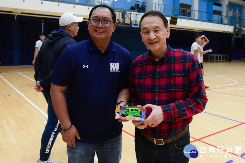 馬尼拉大學男子排球隊經理Dennis(圖左)致贈菲律賓特色紀念品予中原大學董事長張光正。