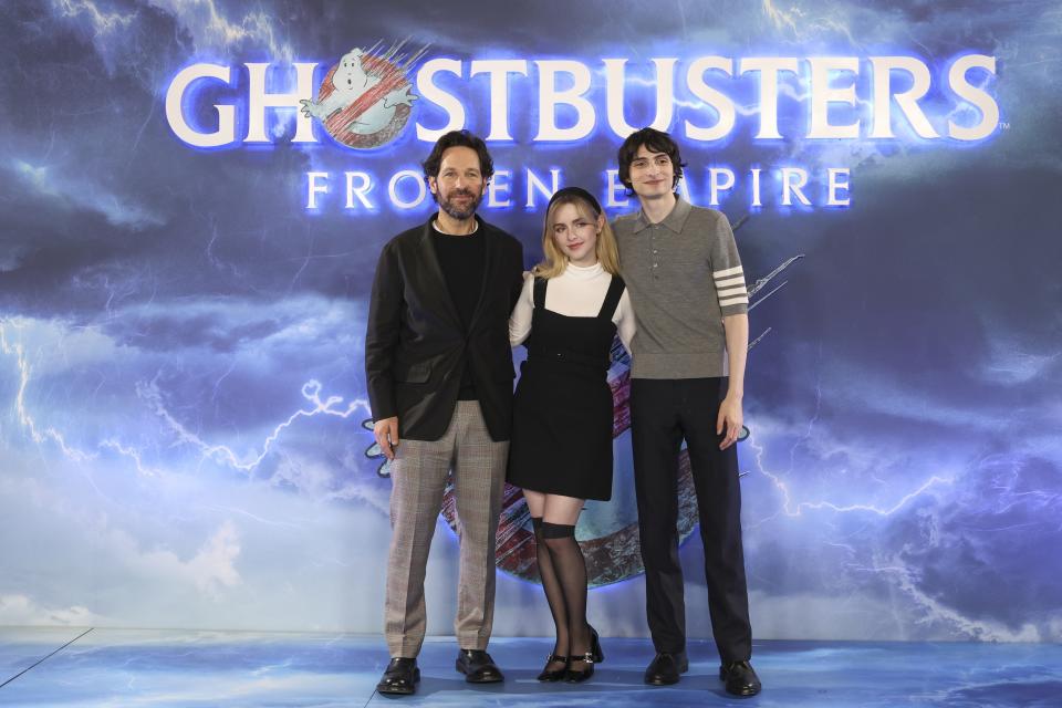 Paul Rudd, de izquierda a derecha, McKenna Grace y Finn Wolfhard posan para un retrato en la sesión de la película "Ghostbusters: Frozen Empire" el jueves 21 de marzo de 2024 en Londres. (Foto Vianney Le Caer/Invision/AP)